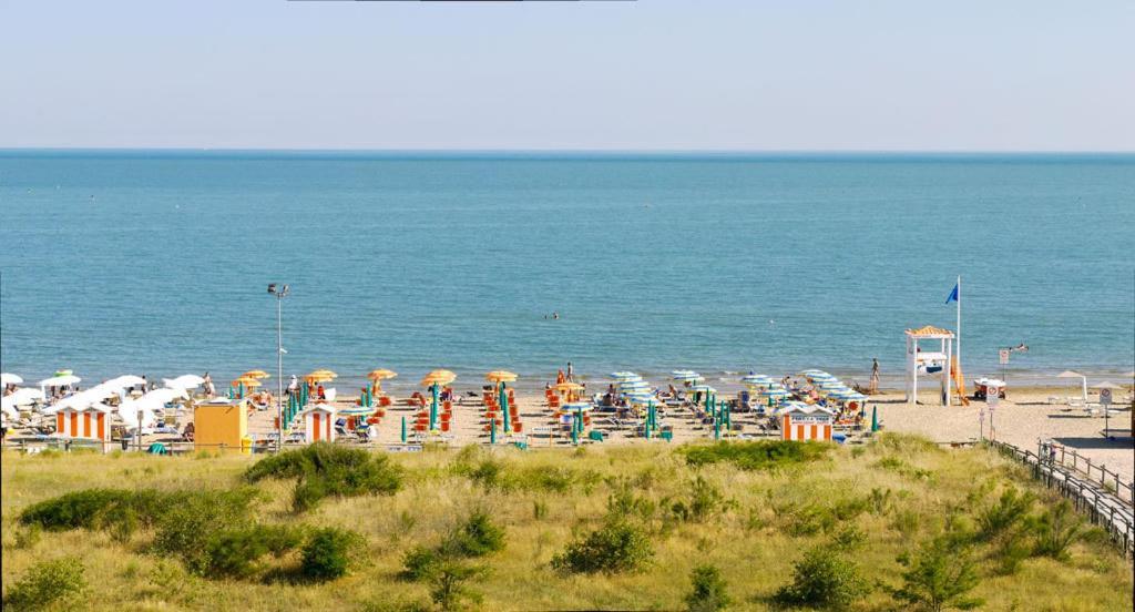 Hotel Bertha Fronte Mare Лидо-ди-Езоло Экстерьер фото