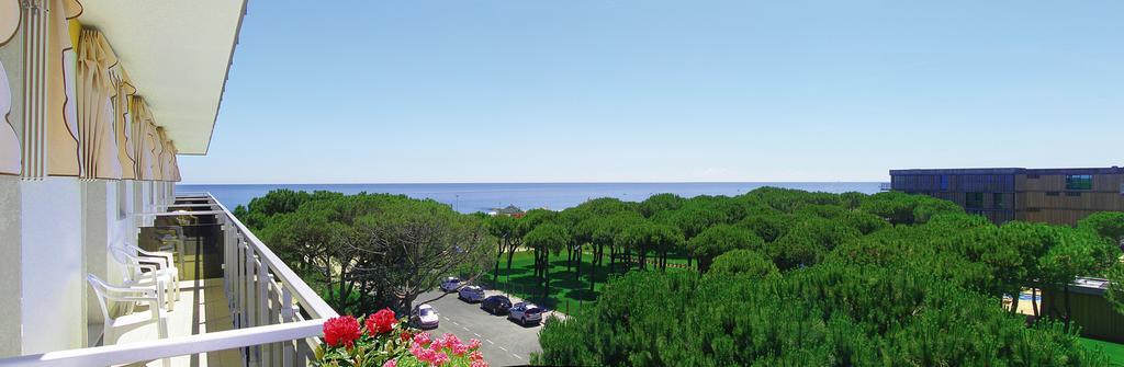 Hotel Bertha Fronte Mare Лидо-ди-Езоло Экстерьер фото