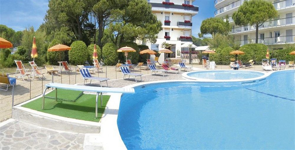 Hotel Bertha Fronte Mare Лидо-ди-Езоло Экстерьер фото