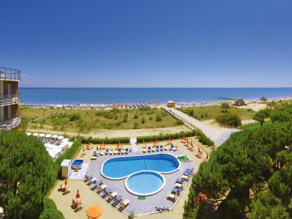 Hotel Bertha Fronte Mare Лидо-ди-Езоло Экстерьер фото