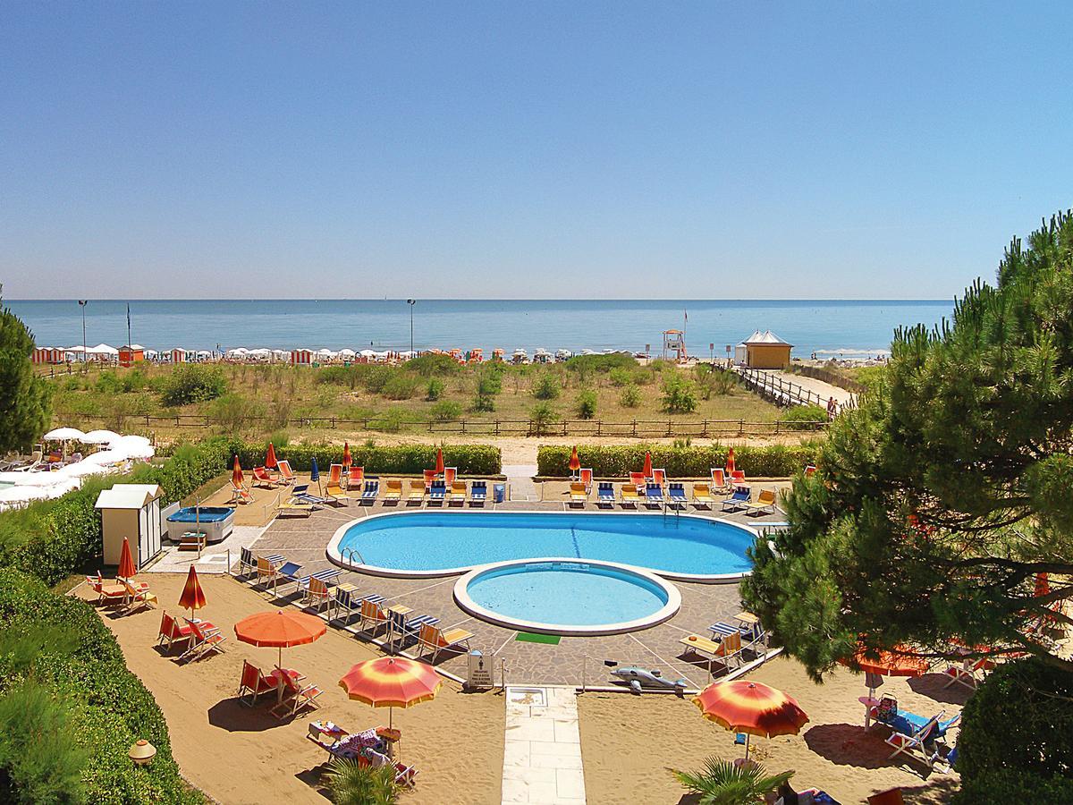 Hotel Bertha Fronte Mare Лидо-ди-Езоло Экстерьер фото