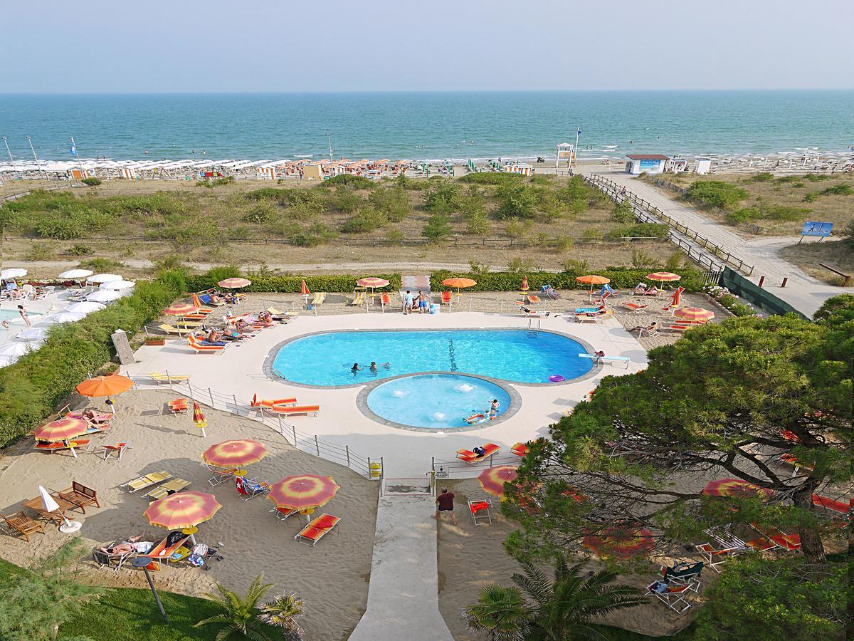 Hotel Bertha Fronte Mare Лидо-ди-Езоло Экстерьер фото