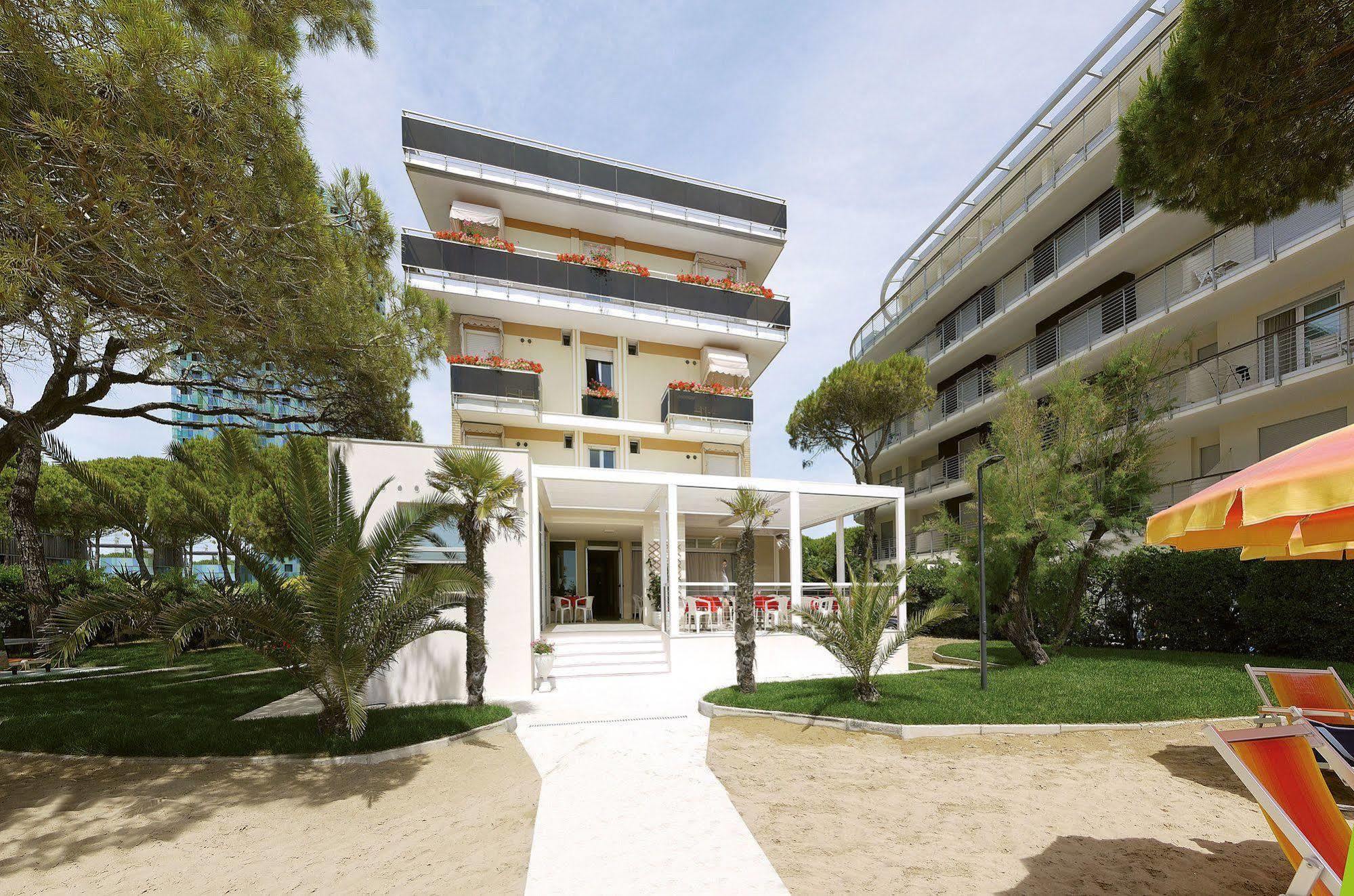 Hotel Bertha Fronte Mare Лидо-ди-Езоло Экстерьер фото
