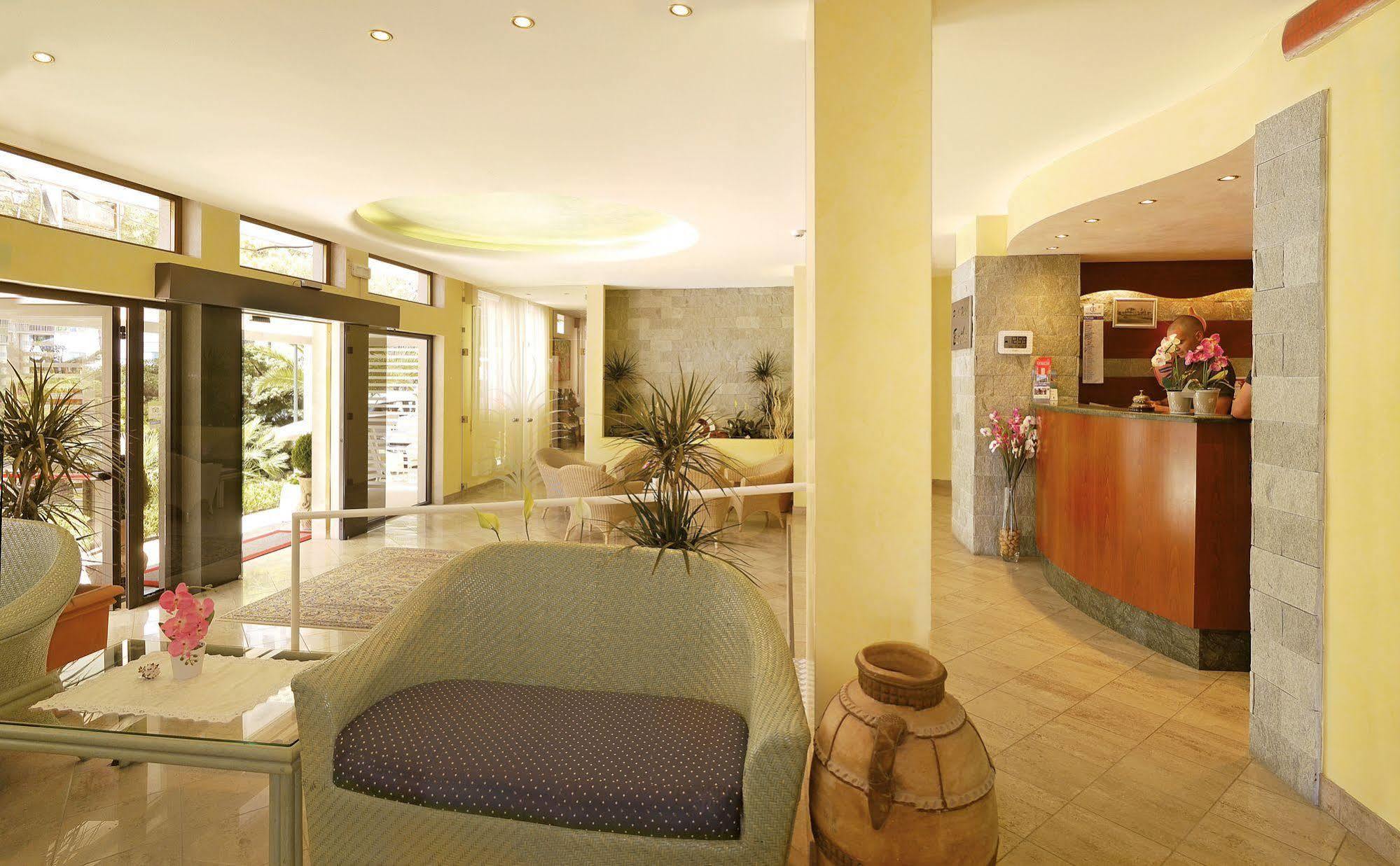 Hotel Bertha Fronte Mare Лидо-ди-Езоло Экстерьер фото