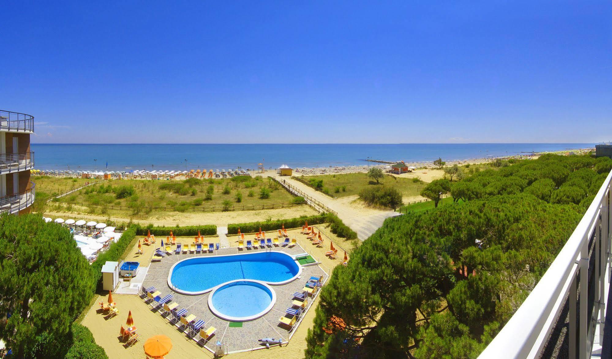 Hotel Bertha Fronte Mare Лидо-ди-Езоло Экстерьер фото