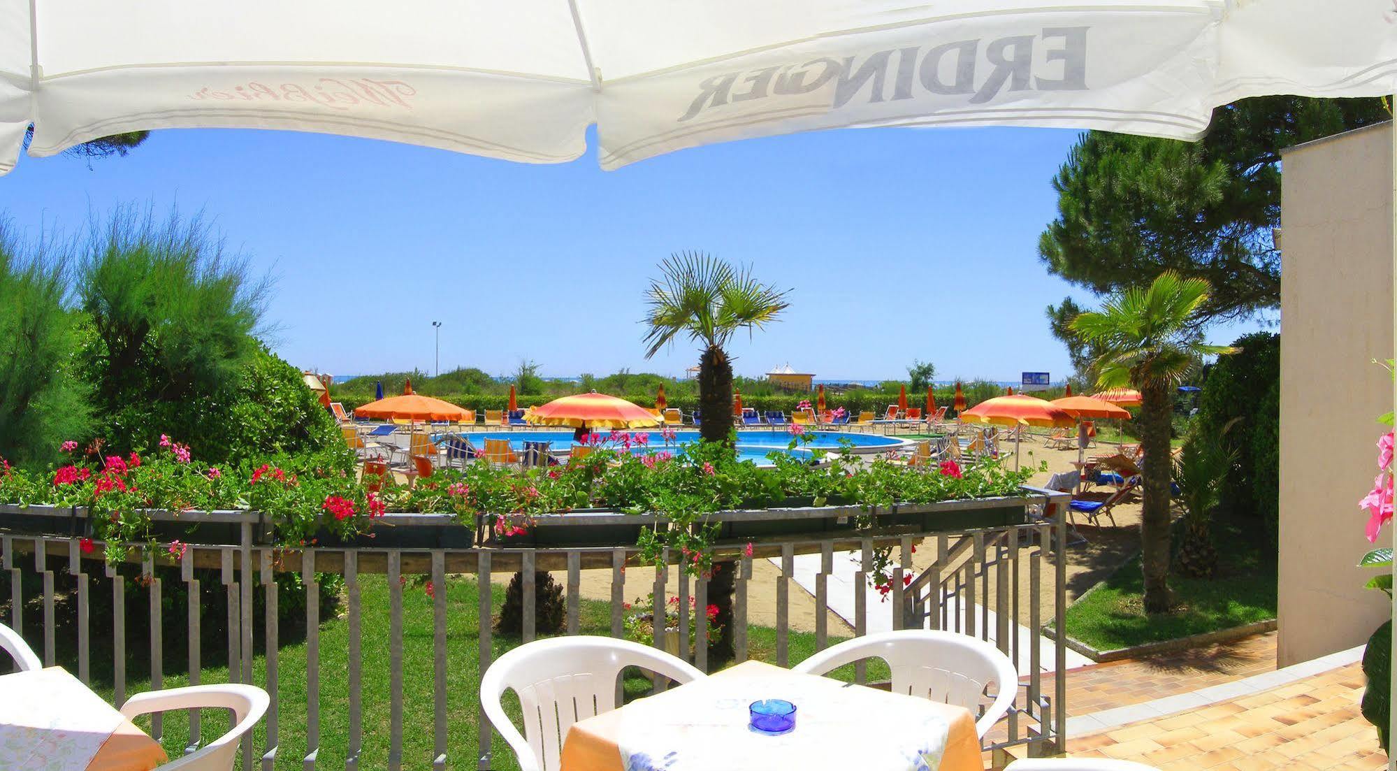 Hotel Bertha Fronte Mare Лидо-ди-Езоло Экстерьер фото